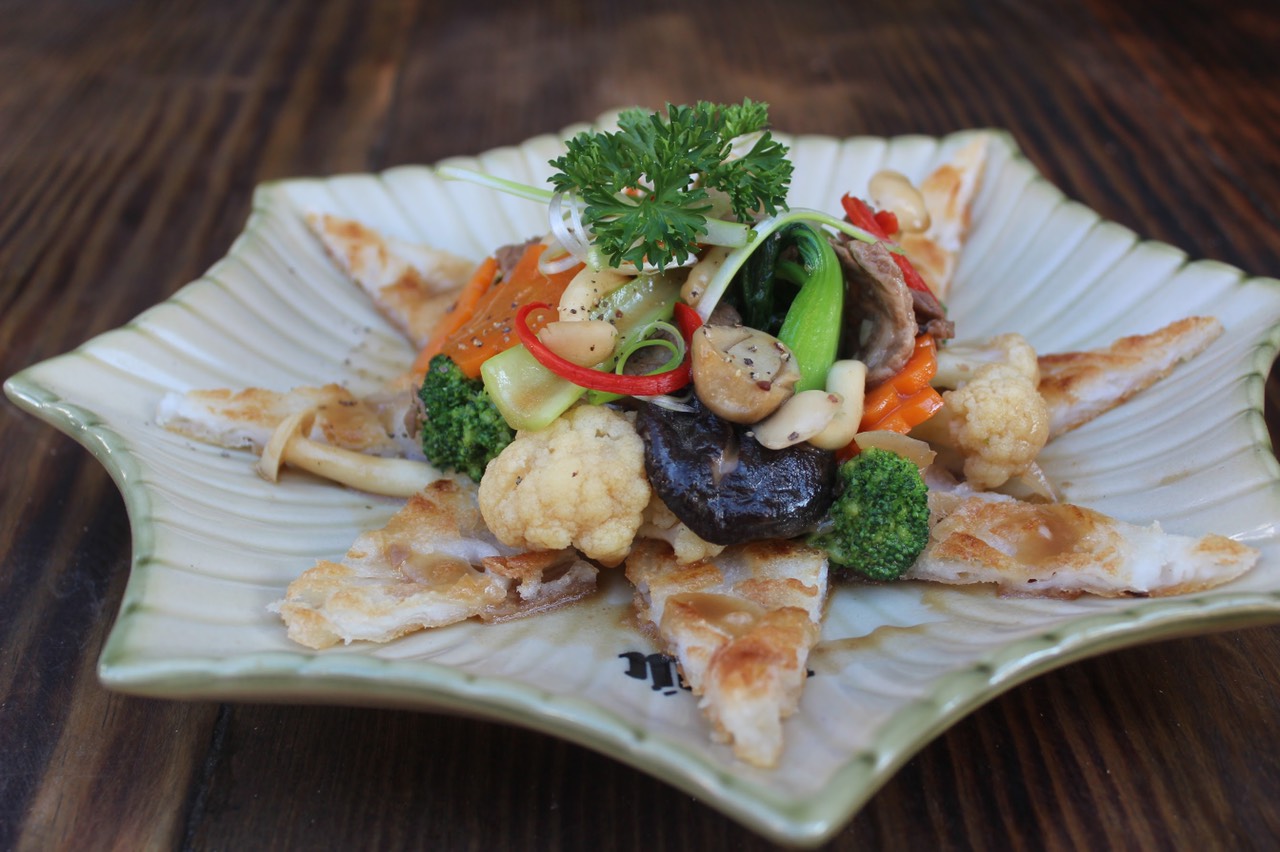 PHỞ ÁP CHẢO/ PAN-FRIED RICE NOODLE WITH SEAFOOD & BEEF