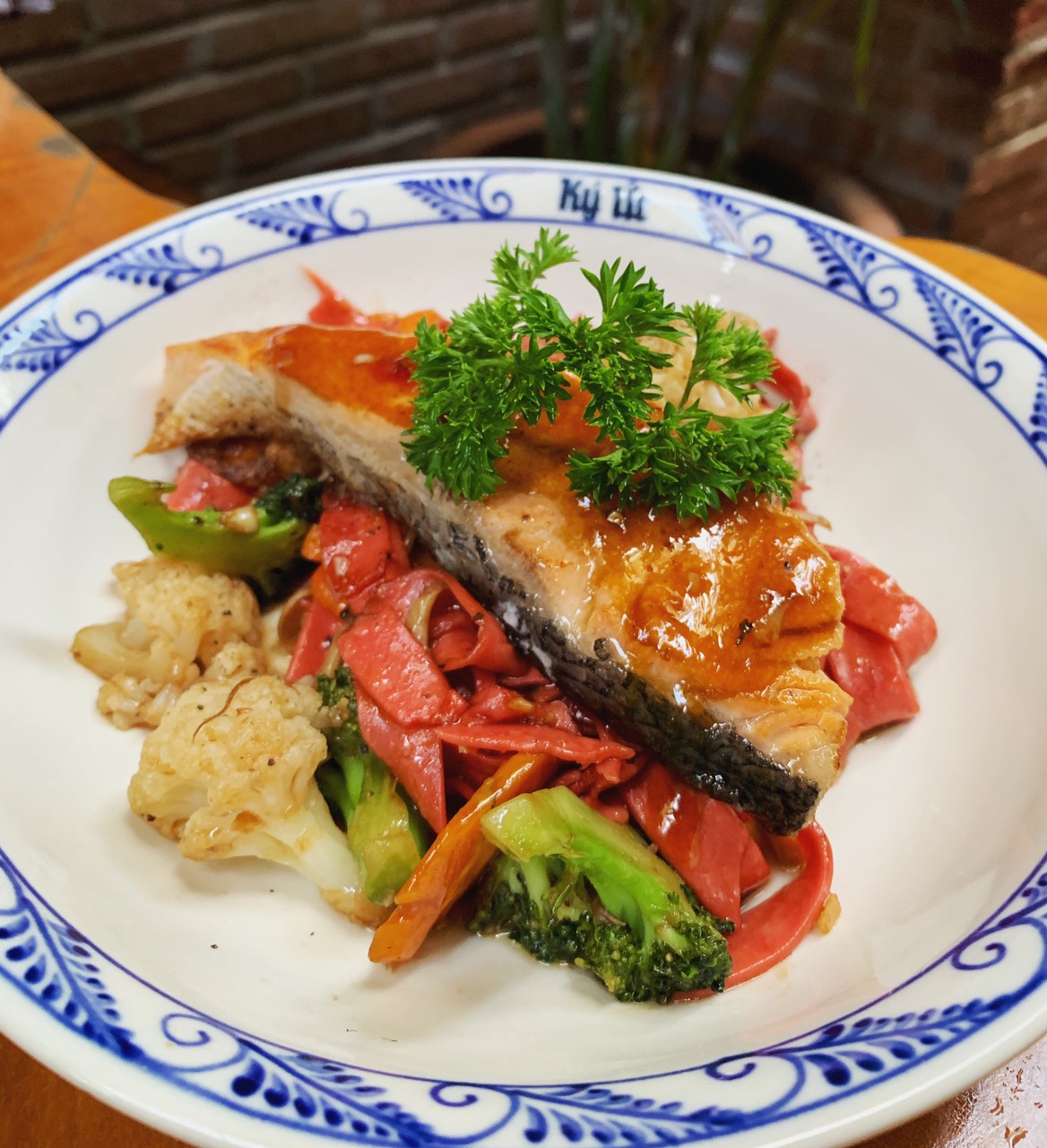 MÌ TƯƠI CÁ HỒI NƯỚNG/ HOUSE MADE NOODLE WITH GRILL SALMON